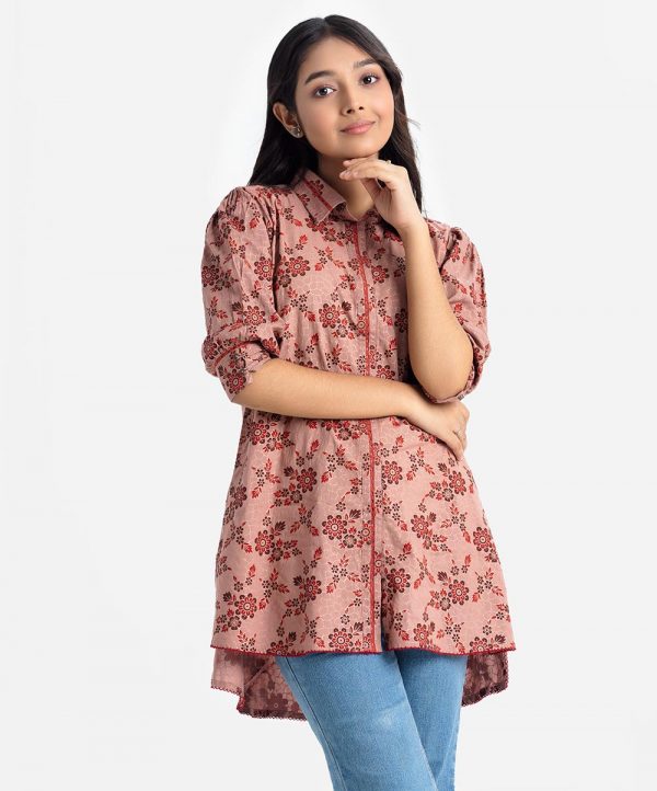 Teen A-line girl shirt in viscose fabric. Classic collar, bishop sleeved. Hight law hem.
