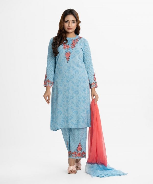 Women's floral printed Salwar Kameez in viscose fabric. Mock neck, full sleeves and karchupi at the front of kameez. Chiffon dupatta with palazzo pants.
