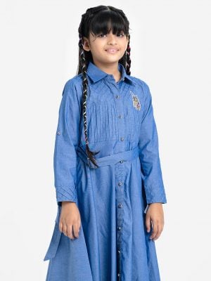 Kids A-line frock in chambray fabric. classic collar, long-sleeved. Button fasting and line stitching at the front. Adjustable belt