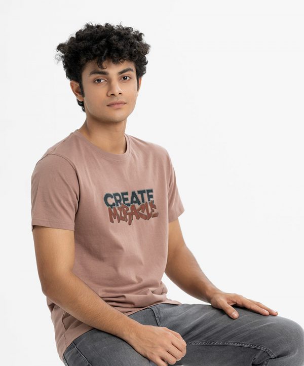 Men's t-shirt in cotton single jersey fabric. Crew neck, short sleeves. Typographic print on the chest.