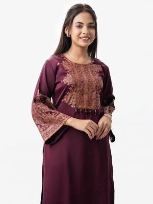 Printed straight kameez in crepe fabric. Round neck and bell sleeves and karchupi at front.