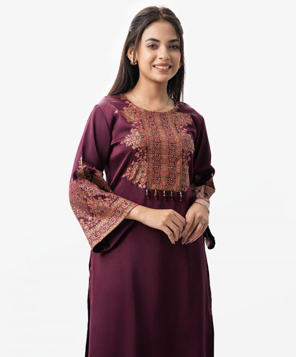 Printed straight kameez in crepe fabric. Round neck and bell sleeves and karchupi at front.