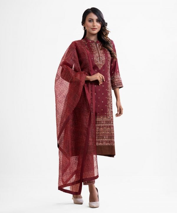 Women's printed straight salwar kameez in silk fabric. Mandarin collar. Three-quarter sleeves. Karchupi at the front. Mouslin dupatta with culottes pants.