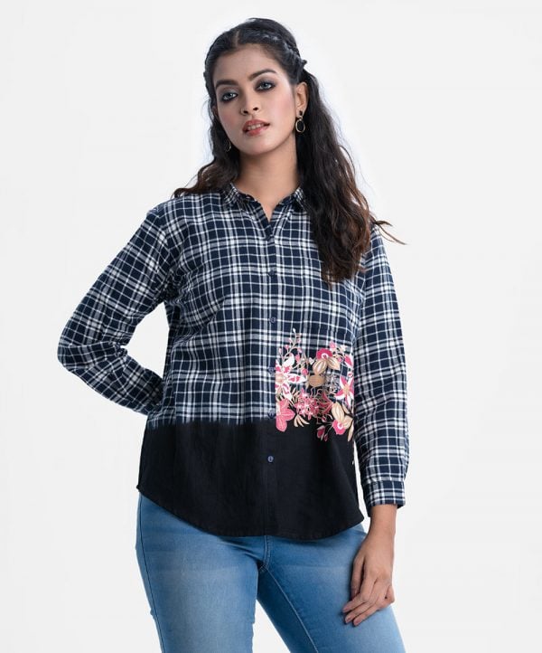 Women's check shirt in flannel fabric. Long sleeve, classic collar with button fasting and a front pocket. Floral print at the hemline.