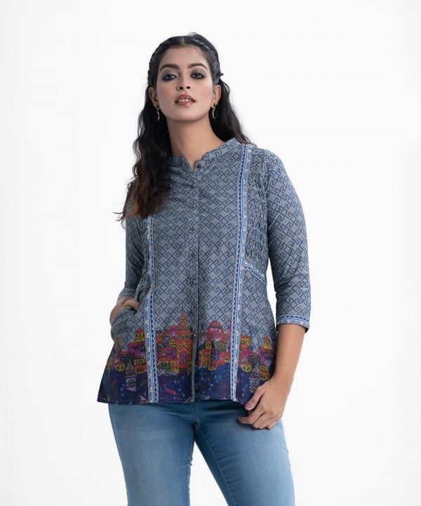 Ladie's printed shirt in chambray fabric. Band collar, long-sleeved. Button fasting and pattern work at the front.