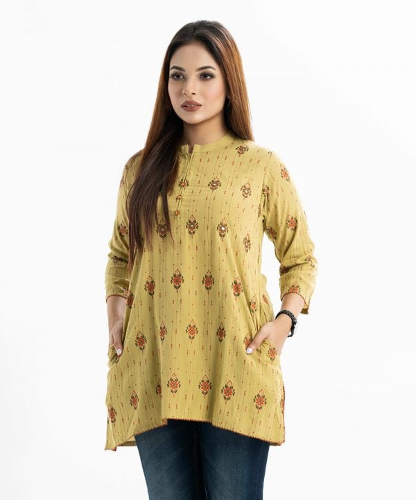 All-over printed A-line woven top in viscose fabric. Stand collar with placket, three-quarter sleeves. Embroidery at front.