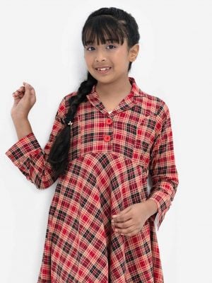 Kid girls check printed A-line frock in georgette fabric. Lepel collar, long-sleeved. Button fasting and adjustable belt.