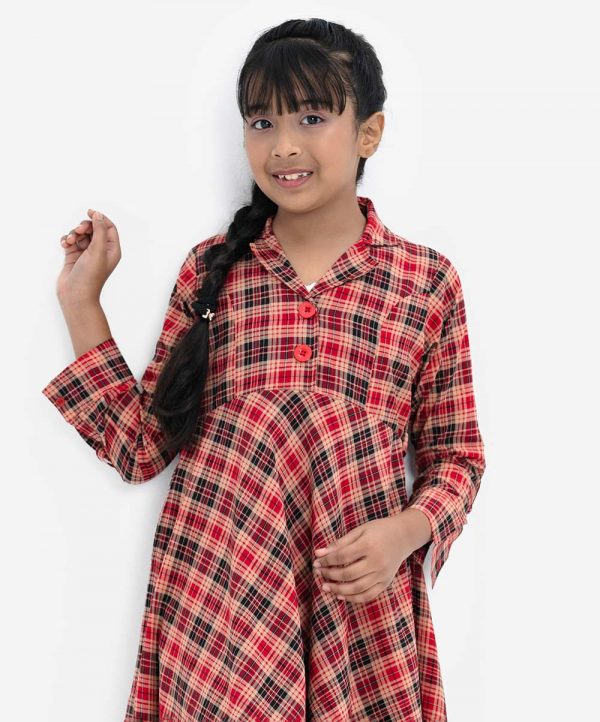 Kid girls check printed A-line frock in georgette fabric. Lepel collar, long-sleeved. Button fasting and adjustable belt.