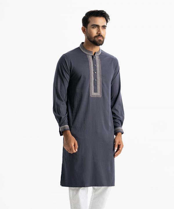 Men's slim-fit panjabi in cotton blended fabric. Mandarin collar, full sleeves and inseam pockets. Embroidery at front.