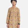 Teen boy's slim fitted panjabi in printed cotton fabric. Mandarin collar with metal buttons placket and inseam pockets.