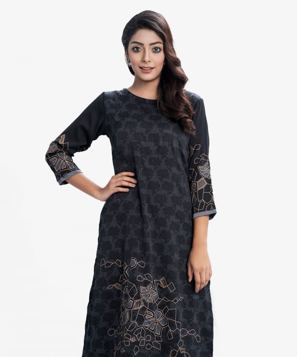 Floral printed straight kameez in crepe fabric. Round neck, three-quarter sleeved. karchupi at the hemline.