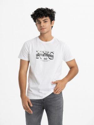 Men's short sleeve t-shirt in cotton single jersey fabric. Crew neck and typographic print at front.