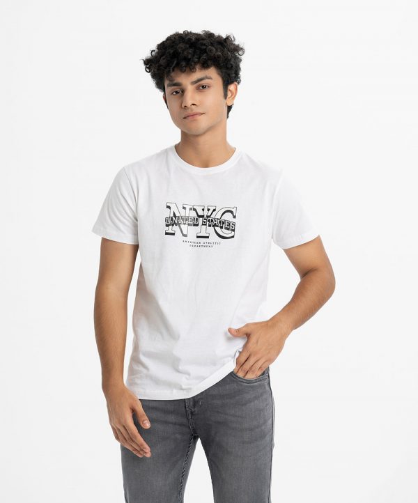 Men's short sleeve t-shirt in cotton single jersey fabric. Crew neck and typographic print at front.