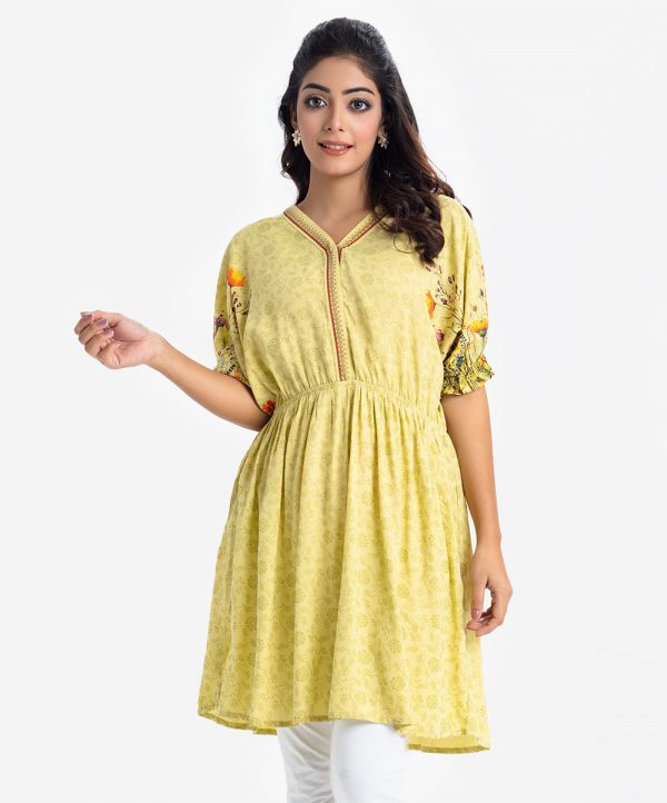 Printed A-line tunic in viscose fabric. Quarter sleeve and v-neck neck, Elasticated at the waistline.