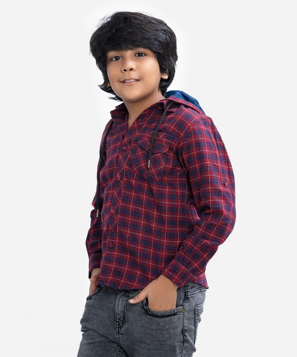 Kid boys long sleeve hoddie shirt in flannel fabric. Classic collar with the hoodie, button fasting, and a pocket at the front. Adventure print at the back size.