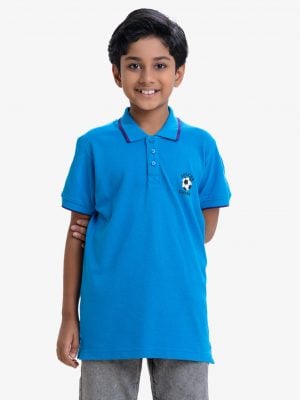 Kid boys short-sleeved polo shirt in cotton pique fabric. Soccer ball print print at front. Twill tape attaches to the collar and sleeves.