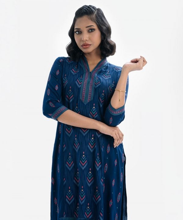 Women's printed long straight kameez in viscose fabric., V-neck, three-quarter sleeved.