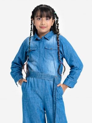 KIds girls jumpsuit in chambray fabric. Classic collar, long-sleeved. front opening zipper and two pockets at the front.