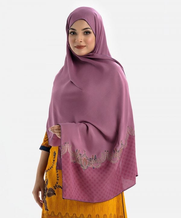 Women's hijab in crepe fabric. Floral print detail at hemline.