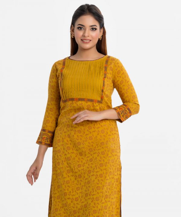 Women's floral printed straight kameez in viscose fabric. Round neck, three-quarter sleeves. Patch at sleeves hem and front with line stitching.