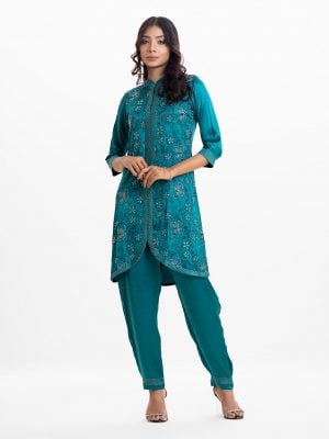 Women's top and bottom set in silk viscose blended fabric. Mandarin collar, three-quarter sleeved. Tulip hemline and karchupi at the front with palazzo pants.
