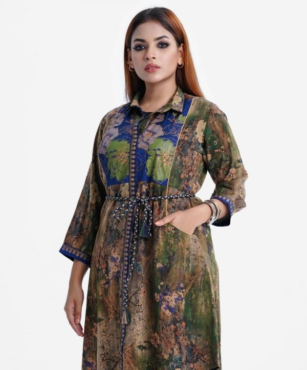 Women's A-line tunic in printed georgette fabric. Shirt collar, three-quarter sleeves. Patchwork at front and sleeves. Tie-cord at waistline with two pockets.