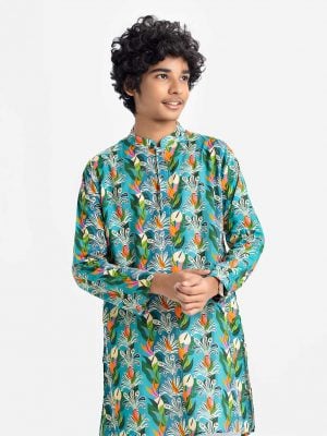 Teen boy's slim fitted panjabi in printed cotton fabric. Mandarin collar with metal buttons placket and inseam pockets.