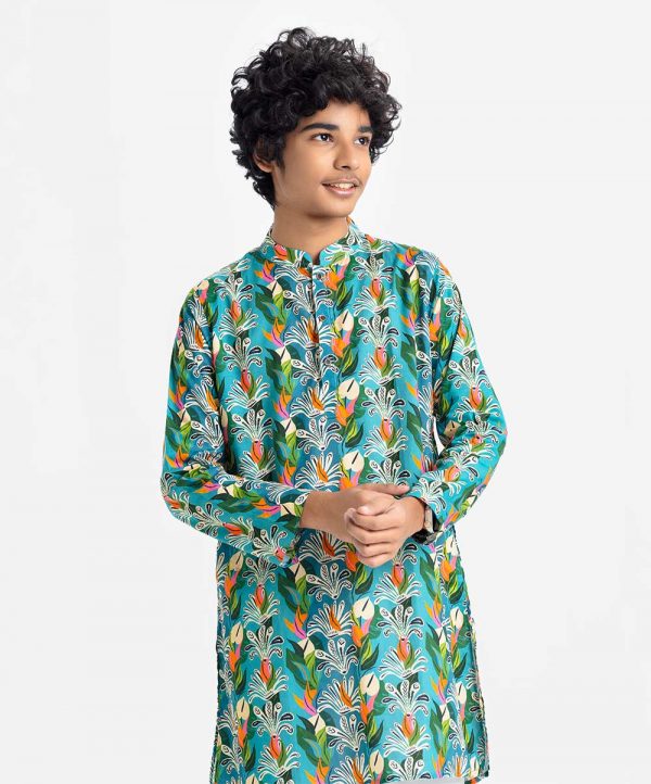 Teen boy's slim fitted panjabi in printed cotton fabric. Mandarin collar with metal buttons placket and inseam pockets.