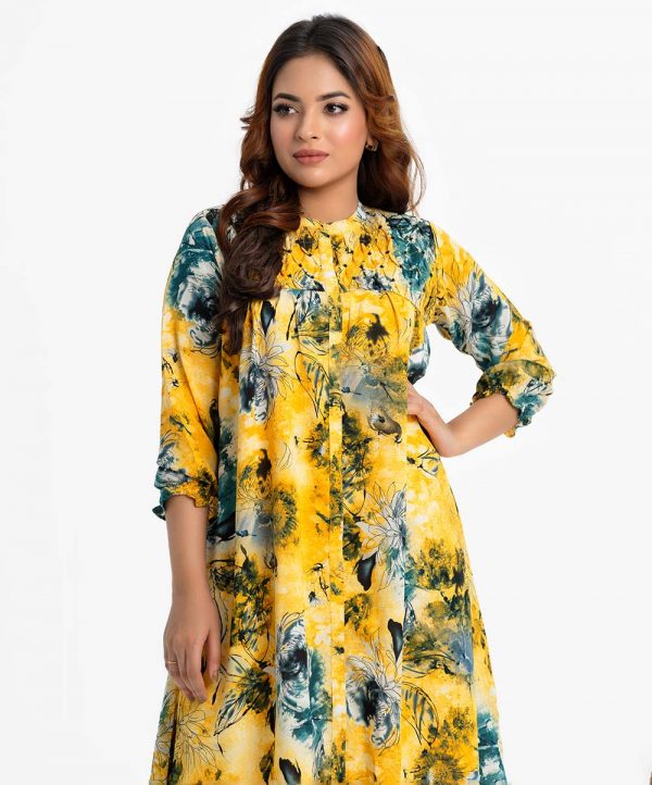 Tent style maternity tunic in printed georgette fabric. Stand collar, bishop sleeves. Dimond pin tuck with karchupi at front.