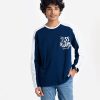 Teen boys long-sleeved t-shirt in Single Jersey fabric. Round neck and typography at the front