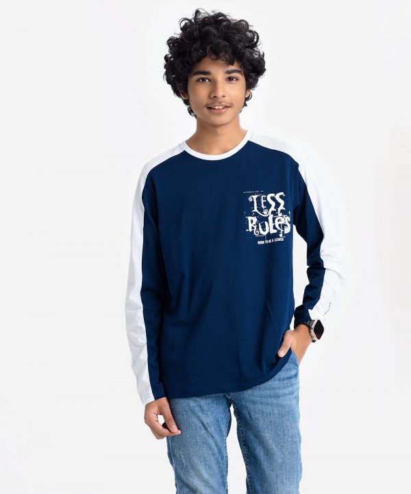 Teen boys long-sleeved t-shirt in Single Jersey fabric. Round neck and typography at the front