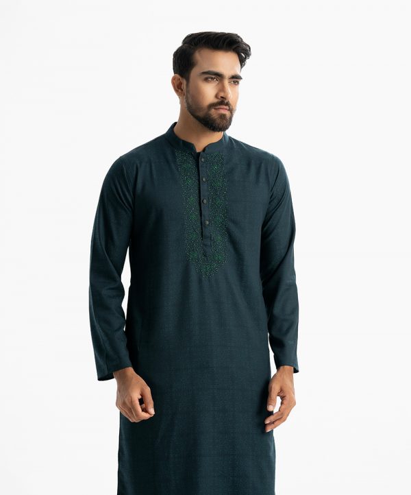 Men's semi-fitted panjabi in cotton fabric.Mandarin collar and inseam pockets. Embroidery and karchupi at the front.