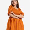 Women's A-line tunic in cotton fabric. Square neck, puff-sleeves. Smokey at the front.
