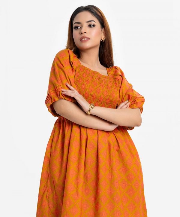 Women's A-line tunic in cotton fabric. Square neck, puff-sleeves. Smokey at the front.
