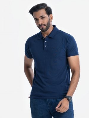 Men's slim fitted short-sleeved polo shirt in cotton pique fabric. Rib collar and button-up front.