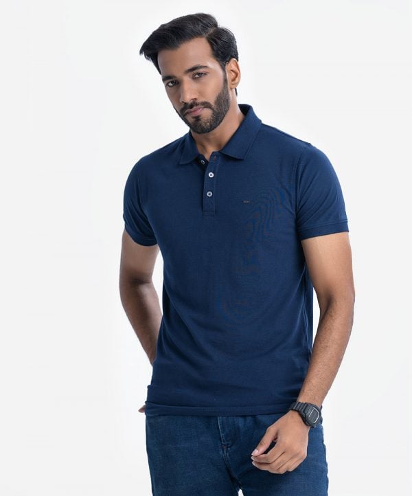 Men's slim fitted short-sleeved polo shirt in cotton pique fabric. Rib collar and button-up front.