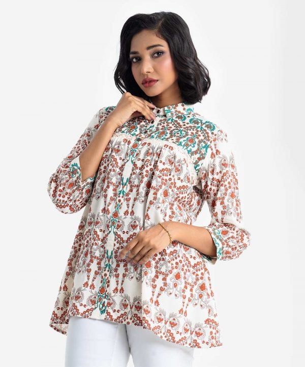 Printed ladie's shirt in viscose fabric. Classic collar, bishop sleeved. Button fasting at the front and attached lace at the waistline.