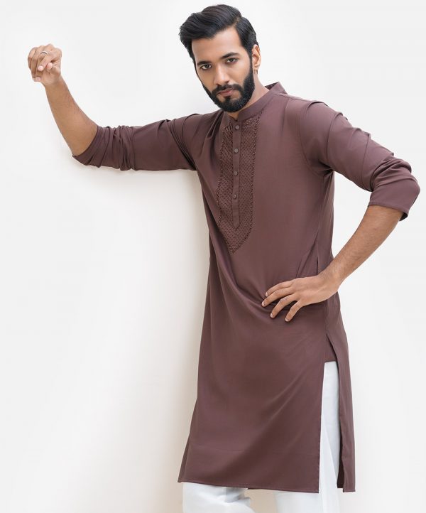 Men's slim fitted panjabi in blended cotton fabric. Mandarin collar, full sleeves. Inseam pockets. Karchupi at front.