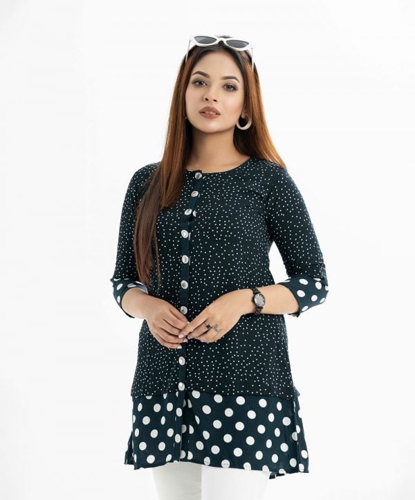 Women's shirt style tunic in polka printed georgette fabric. Round neck and three-quarter sleeves and front buttons opening.