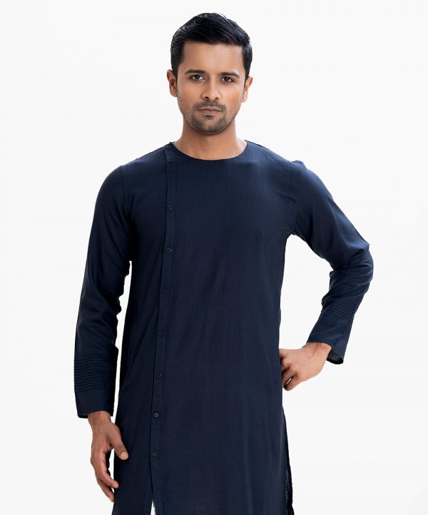 Men's fitted panjabi in cotton fabric. Pin tuck at sleeves and back yoke. Neck side button opening.