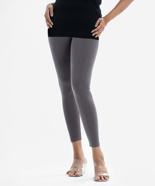 Women's leggings in stretchable cotton knit fabric. Concealed elasticated waistline and all over printed.