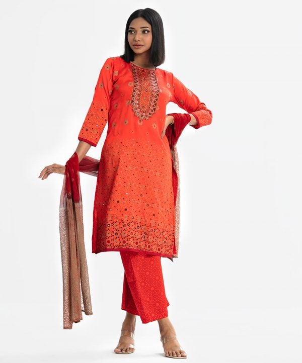 Women's printed Salwar Kameez in crepe fabric. Round neck, three-quarter sleeves and karchupi at the front of kameez. Half-silk dupatta with culotte palazzo pants.