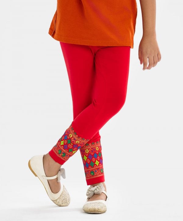 Kid girl's leggings in stretchable cotton knit fabric. Concealed elasticated waistline and print at hemline.
