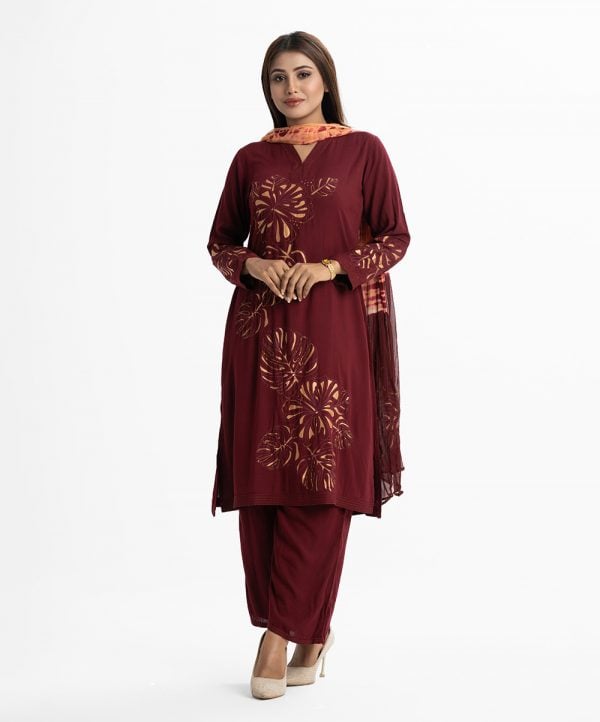 Women's floral printed Salwar Kameez in viscose fabric. V-neck, full sleeves and karchupi at the front of kameez. Tie-dye chiffon dupatta with palazzo pants.