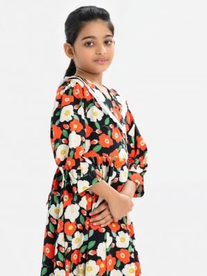 Kid girls A-line frock in printed georgette fabric. Retro-style V-collar with lace, bishop-sleeved. Box pleated and show button at the front and side belts.