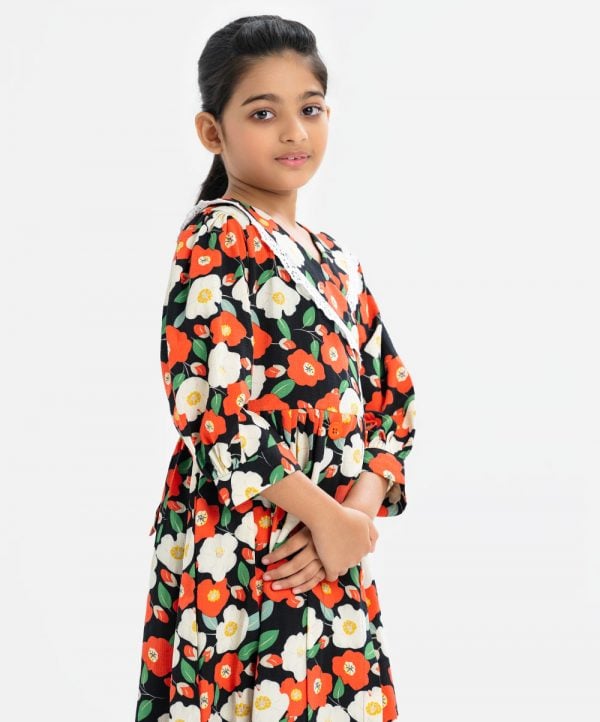 Kid girls A-line frock in printed georgette fabric. Retro-style V-collar with lace, bishop-sleeved. Box pleated and show button at the front and side belts.