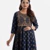 Printed A-line long tunic in crepe fabric. Round neck, three-quarter sleeved. karchupi at the front.