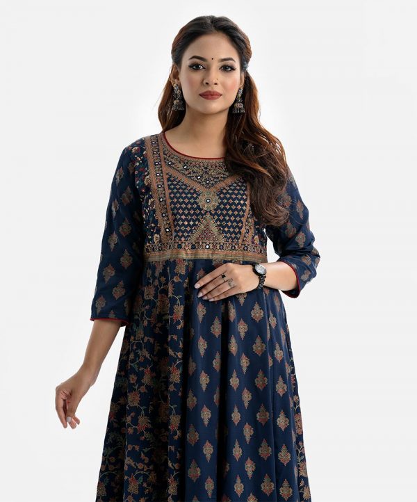 Printed A-line long tunic in crepe fabric. Round neck, three-quarter sleeved. karchupi at the front.