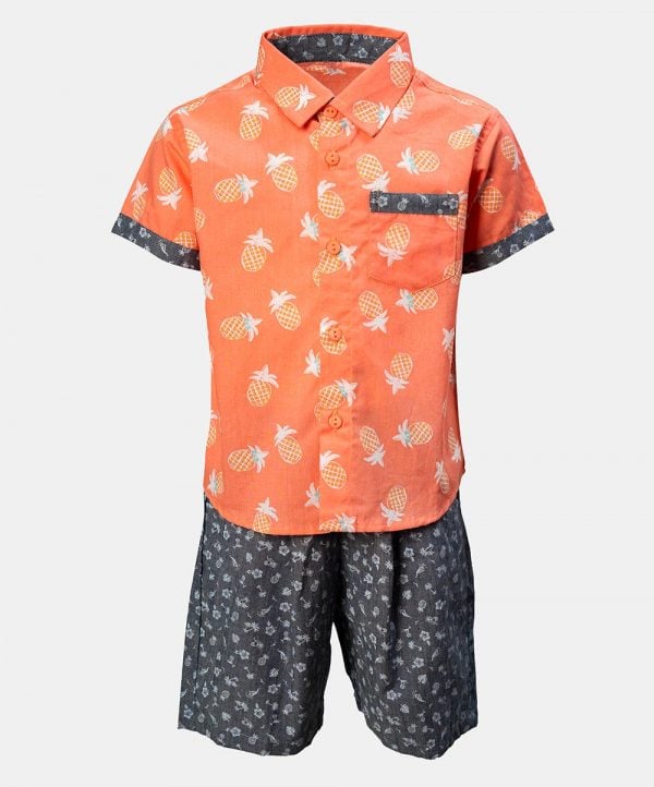 Newborn printed baby boy shirt pant set in cotton fabric. Classic collar, short sleeves and a chest pocket.