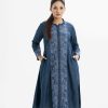 Printed abaya tunic in tencel fabric. Stand collar, long-sleeved. Button fastening at the front.